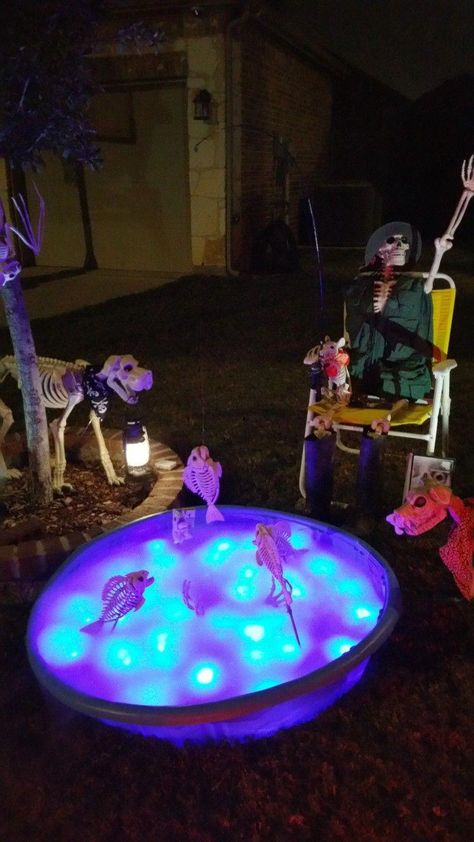 Fishing pond with skeletons. #outdoorhalloweendecorations Halloween Decorations Party Scary, Halloween Camping, Cheap Halloween Decorations, Easy Diy Halloween Decorations, Hallowen Ideas, Diy Halloween Decor, Adornos Halloween, Cheap Halloween, Halloween Porch Decorations