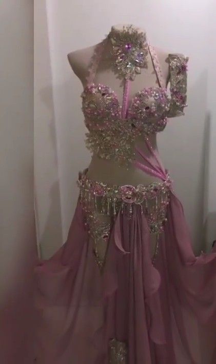 Pink Belly Dance Costume, Indian Dance Costumes, Belly Dancer Outfits, Cute Dance Costumes, Kawaii Outfit Ideas, Contemporary Dance Costumes, Belly Dance Dress, Belly Dance Outfit, Dancers Outfit