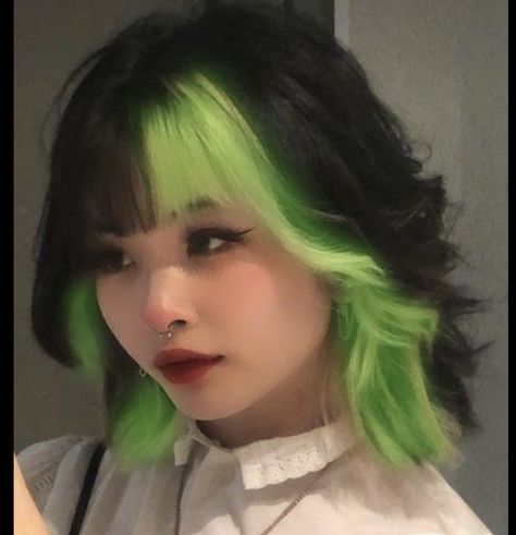 Egirl Green Hair, Blue Green Hair Color Ideas, Two Color Hair Dye Ideas With Bangs, Hair Dye Ideas Green, Hair Dye Patterns Ideas, Green Hair Bangs, Egirl Hairstyle Color, Green Hair Dye Ideas, Egirl Hairstyle