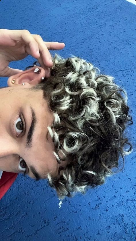 Black Curly Hair Highlights, Curly Hair Highlights Men, Blonde Highlights Men, Highlights Men, Fade Haircut Designs, Edgars Haircut, Hair Dye Tips, Dyed Curly Hair, Men Haircut Curly Hair