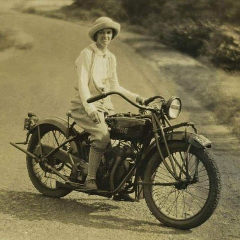 1920s Indian (USA) Nine T Bmw, Indian Motorbike, Bike Engine, Indian Motorcycles, Indian Scout, Old Motorcycles, Motorcycle Posters, Motorcycle Types, Lady Riders