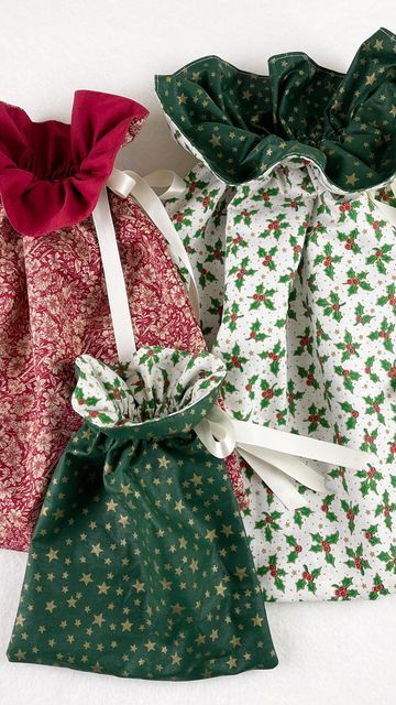 Fabric Gift Bags Diy Free Pattern Sewing, Christmas Fabric Gift Bags, Christmas Bags Diy, Xmas Fabric Gift Bags, Diy Cloth Christmas Gift Bags, Fabric Gift Bags Diy Free Pattern, Easy Sewing Gifts, Christmas Gift Bags To Sew, Christmas Sacks Diy Drawstring Bags