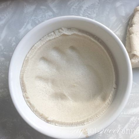 Beautiful Handprint Dish. Very easy tutorial, using a simple salt dough. Great Mother's Day or Christmas gift for Mom! | saynotsweetanne.com Gifts For Mom Diy, Salt Dough Handprints, Diy Christmas Gifts For Men, Diy Salt Dough, Salt Dough Projects, Salt Dough Crafts, Dough Ideas, Kids Homemade, Cheap Christmas Gifts