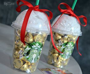 Starbucks gift card in cup - Fill a frappuccino cup with candy and stuff a gift card inside. Then, top it with some white tissue paper, secure lid back on, and finish with a bow around the straw. Such a cute way to give a gift card! Christmas Gift Wrapping Ideas, Frugal Christmas, Gift Wrapping Ideas, Wine Gift Baskets, Starbucks Gift Card, Starbucks Gift, Unique Gift Wrapping, Christmas Gifts For Coworkers, Simple Gift Wrapping