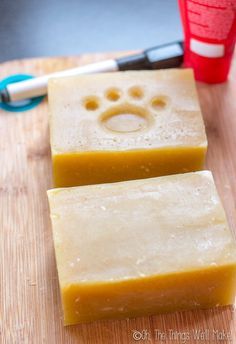 Dog Soap Recipe, Diy Dog Shampoo, Homemade Dog Shampoo, Dog Shampoo Bar, Shampoo Bar Recipe, Dog Soap, Soap Making Recipes, Diy Shampoo, Soap Recipe