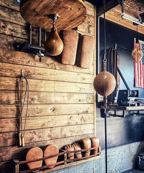 Vintage Home Gym Ideas, Vintage Home Gym, Old Boxing Gym Aesthetic, Vintage Gym Aesthetic, Vintage Boxing Gym, Boxing Gym Design, Home Boxing Workout, Gym Design Interior, Vintage Gym