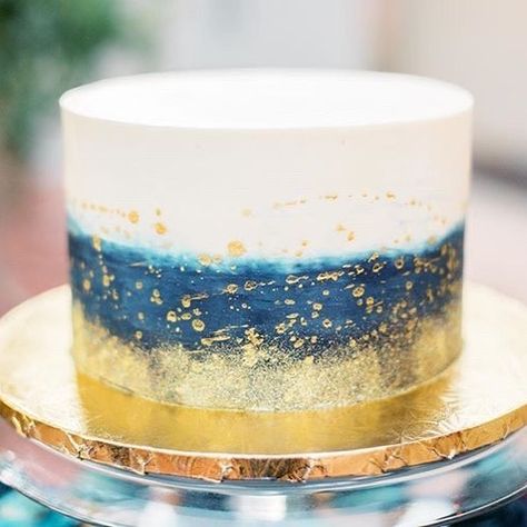 Wedding Cake Starry Night, Starry Night Theme Cake, Starry Night Cake Ideas, Navy Cake Ideas, Navy And Gold Cake, Night Sky Cake, Starry Night Cake, Ombre Buttercream, Birthday Event Ideas