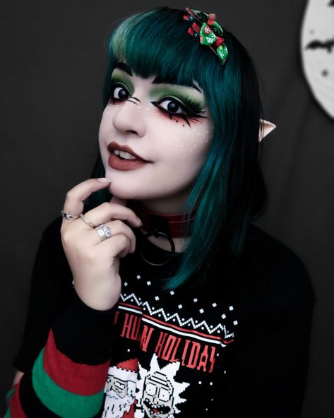 Dark Christmas Makeup, Gothic Christmas Makeup, Goth Christmas Makeup, Witchy Makeup, Christmas Eye Makeup, Goth Christmas, Gothic Christmas, Christmas Makeup Look, Xmas Elf