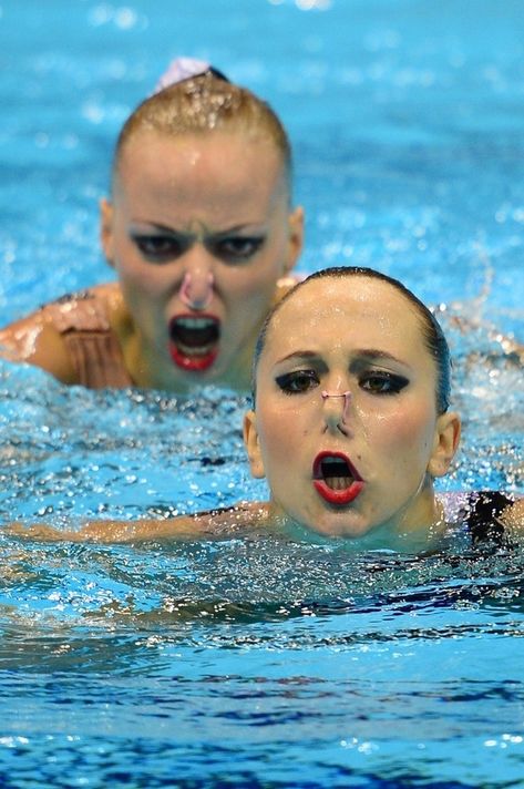 Synchronized Swimming Faces Are Terrifyingly Hilarious - BuzzFeed Mobile Swimming Memes, Synchronized Swimming, Swimming Hairstyles, Sports Pictures, School Pictures, Sports Humor, Swimmers, Video Photography, Funny Faces