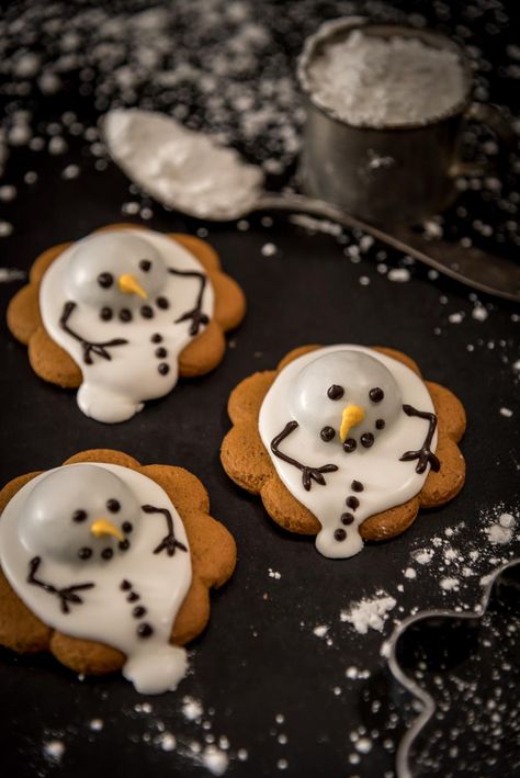 Lumiukot etelänlomalla eli sulaneet lumiukkopiparit – Perinneruokaa prkl | Meillä kotona Just Eat It, Christmas Sweets, Xmas Food, Diy Baking, Food Humor, Decorated Cookies, Easy Cake, Creative Food, Food Menu