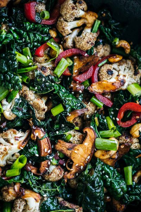 Kale Stir Fry Recipes, Stir Fry Kale, Mushroom Kale Recipes, Kale Stir Fry, Fried Kale, Stir Fry Dishes, Vegetable Drinks, Food Help, Stir Fries