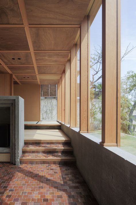 House in Heiwa / Toru Shimokawa Architects | ArchDaily Construction City, Architecture Ceiling, Timber Ceiling, Wood Architecture, Timber Structure, Structure Architecture, High Walls, Architecture Office, Wood Interiors