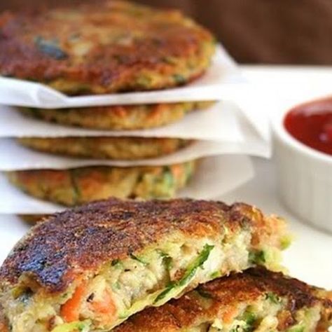 Zucchini Potato And Carrot Fritters Are Delish Carrot Patties, Potato Fritters Recipe, Zucchini Patties, Potato Fritters, Fritter Recipes, God Mat, Zucchini Recipes, Veggie Dishes, Spaghetti Squash