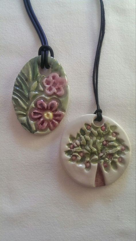 Animal Ceramics Ideas, Homemade Clay Ideas, Relief Sculpture Clay, Easy Ceramics Projects, Floral Ceramics, Polymer Clay Pendants, Ceramic Pendants, Clay Pendants, Quilled Creations