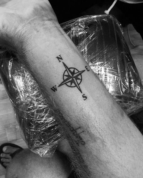 50 Simple Compass Tattoos For Men - Directional Design Ideas Clock And Compass Tattoo For Men, Compass Tattoo Design Men Half Sleeves, Compass Knee Tattoo, Simple Compass Tattoo Men, Compass Tattoo Design Men Forearm, Compass Tattoo Simple, Compass Tattoos For Men, Direction Tattoo, Compas Tattoo