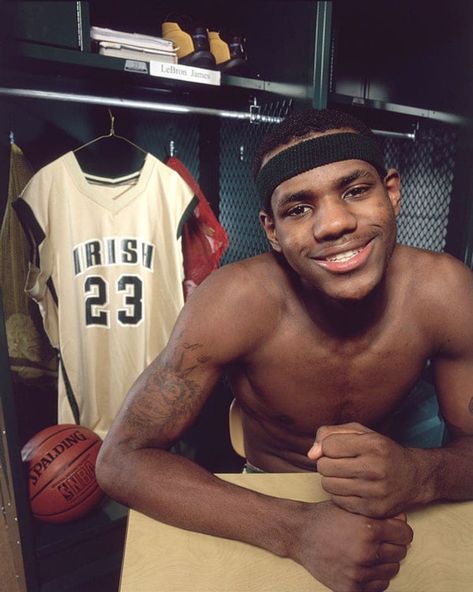 18 Photos of LeBron James When He Was Young Lebron James Tattoos, Lebron James High School, Lebron James Dunking, Lebron James Art, Lebron James Wallpapers, King Lebron James, Lebron James Lakers, King Lebron, Basketball Photography