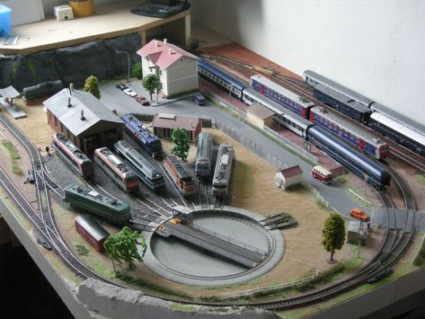 Petite rotonde avec boucle de retournement Train Table Layout, Model Train Display, N Scale Layouts, Ho Train Layouts, Model Train Table, Ho Model Trains, Model Railway Track Plans, Toy Trains Set, Train Table