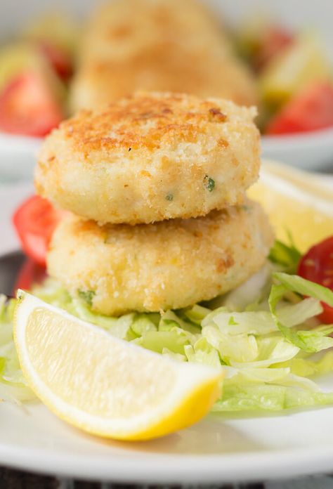 These quick healthy fish cakes are really easy to make and delicious too. Packed full of flavour, you'll definitely notice the difference in taste compared to shop bought ones! #neilshealthymeals #recipe #healthy #fish Easy Fish Cakes, Fish Cake Recipe, Cake Recipes Uk, Fish Cakes Recipe, Low Fat Dinner, Thanksgiving Food Sides, Fish Cakes, Quick Healthy Dinner, Roasted Chicken Breast