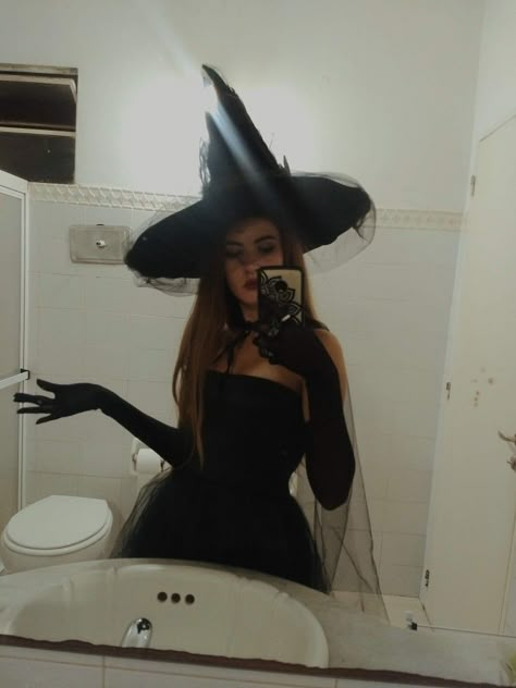 Witch Costume 2023, Witch Aesthetic Costume, Witch Costumes Aesthetic, Aesthetic Witch Costume, Witch Halloween Costume Aesthetic, Horror Halloween Costumes Women, Witch Costume Aesthetic, Witch Outfit Halloween, Costume Ideas Aesthetic