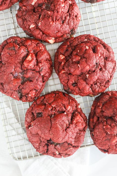 Large Red Velvet Cookies, Levain Red Velvet Cookie Recipe, Big Chunky Cookie Recipe, Big Red Velvet Cookies, Thick Red Velvet Cookies, Giant Red Velvet Cookies, Chunky Red Velvet Cookies, Red Velvet Chunky Cookies, Chunky New York Cookies