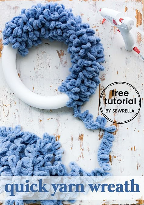 This yarn wreath can be worked up in about an hour - making it a wonderful gift idea! #freepattern #easypattern #hwoto #sewrella #diy #crafts #forbeginners #wreath #diywreath #homedecor #diyhomedecor Loopy Yarn, Bernat Yarn, Christmas Crafts To Sell, Bernat Blanket, Diy Yarn, Yarn Wreath, Diy Snowman, Snowman Wreath, Christmas Wreaths To Make