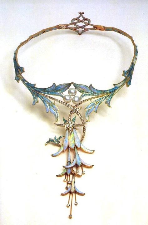 Fuchsia Necklace designed by Alphonse Mucha and made by jeweler Georges Fouquet in opal, cabochon sapphire, pearl, and gold (1905) Fiori Art Deco, Fuchsia Necklace, Bijoux Art Deco, Bijoux Art Nouveau, Art Nouveau Jewelry, Alphonse Mucha, Gold Jewelry Indian, Fantasy Jewelry, Gold Floral