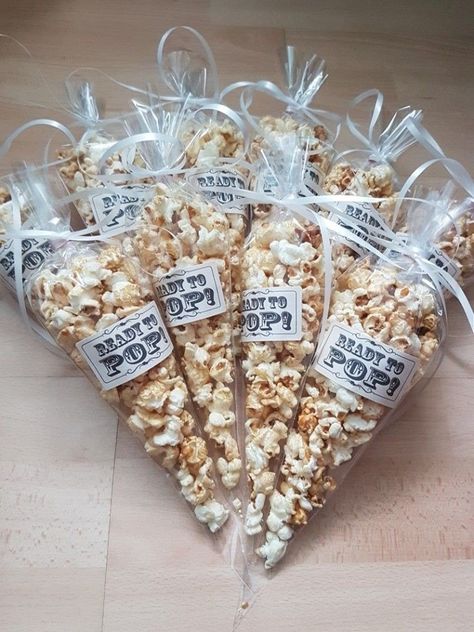 Popcorn Packaging Ideas Birthday Parties, Popcorn Cone Bags, Birthday Popcorn Ideas, Sweet Cones Wedding, Popcorn Cones Diy, Sweet Cones Ideas Diy, Candy Cones Ideas, Birthday Hamper Ideas Kids, Sweet Cones Ideas