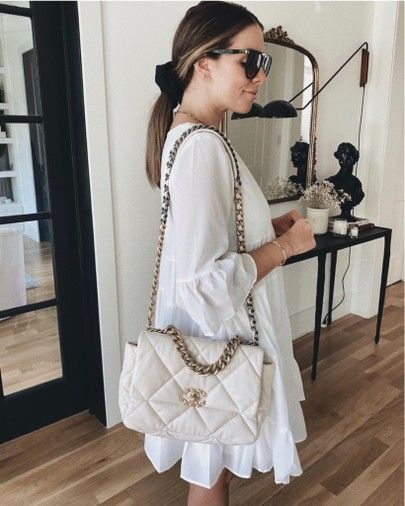 White Handbag Outfit, White Purse Outfit, Dark Outfit, Wishlist 2022, Colorful Summer Dresses, Modest Summer Fashion, Purse Outfit, Chanel 19, Modest Summer