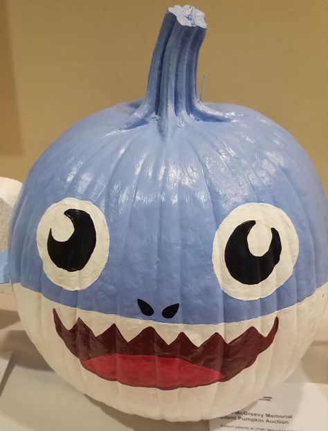 Bluey Pumpkin Painting Ideas, Bluey Pumpkin Ideas, Blue Pumpkin Painting Ideas, Adult Pumpkin Painting Ideas, Bluey Pumpkin Painting, Dovleci Halloween, Blue Pumpkin Painting, Pumpkin Competition, Pumpkins Painting