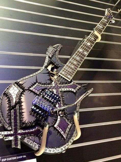 Unique Guitars Design, Arte Do Ukulele, Sick Guitars, Purple Guitar, Cool Instruments, Pretty Guitars, Guitar Designs, Instruments Art, Electric Guitar Design