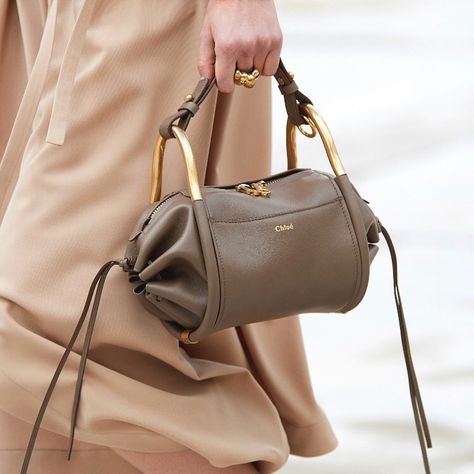 fashion rapport on Instagram: “@chloe Spring RTW 2021 #chloe #bag” Lv Bags, Bag Trends, Best Bags, Gucci Bags, Primavera Estate, New Bag, Hobo Bag, Sling Bag, Kate Spade Top Handle Bag