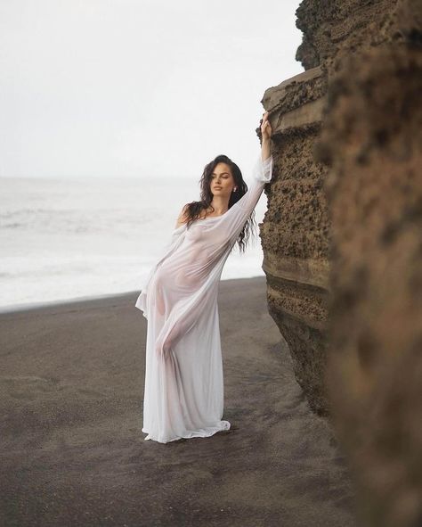 Woman In Beach, Beach Dress Photoshoot, Model Photoshoot Poses, Lake Photoshoot, Beach Photo Session, Maternity Photoshoot Poses, Island Outfit, Beach Model, Studio Photography Poses