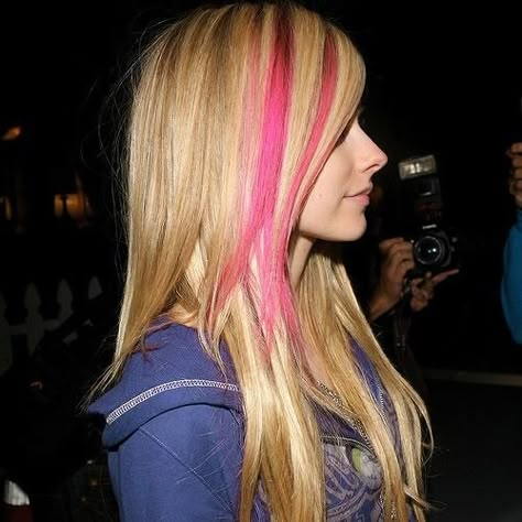 Pink Hair Streaks, Pink Streaks, Hair Streaks, Pink Highlights, Blonde Hair With Highlights, Pastel Hair, Avril Lavigne, Hair Inspo Color, Hair Envy