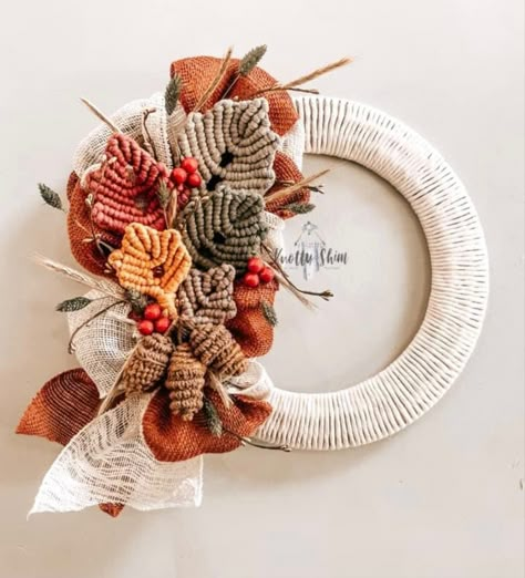 Autumn Macrame Ideas, Macrame Thanksgiving, Fall Macrame Ideas, Autumn Macrame, Christmas Decorations Sewing, Macrame Garland, Circular Weaving, Macrame Flower, Macrame Mandala