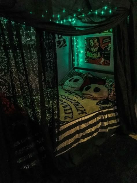 Sala Grunge, Emo Room, Gothic Bed, Halloween Bedroom Decor, Goth Room, Hiasan Bilik Tidur, Goth Bedroom, Gothic Room, Grunge Bedroom