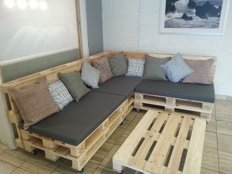 Sofa Made Of Pallets, Pallet Board Couch, Diy Pallet Sectional Outdoor, Pallet Sectional Couch Outdoor, Pallet Lounge Outdoor, Pallet Corner Sofa, Pallet Bank, Pallet Patio Furniture Diy, Wooden Frame Sofa