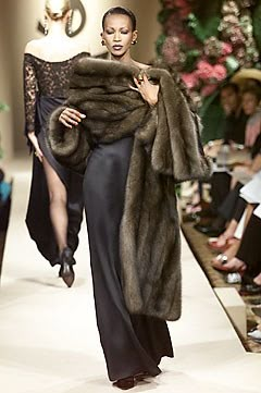 Saint Laurent Fall 2001 Couture Collection - Vogue Couture Fur Coat, Fur Stole Outfit, Modeling Aesthetic, Dramatic Romantic, Outfit Elegantes, 90s Runway Fashion, Runway Fashion Couture, Vintage Fur, Fur Coats