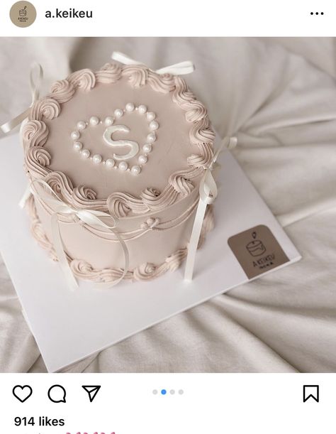 8 Yaş Doğum Günü Pastası, Neutral Color Cake, Circle Vintage Cake, Modern Birthday Cakes, Bolo Vintage, Friends Birthday Cake, Surprise Birthday Decorations, Small Wedding Cakes, Elegant Birthday Cakes