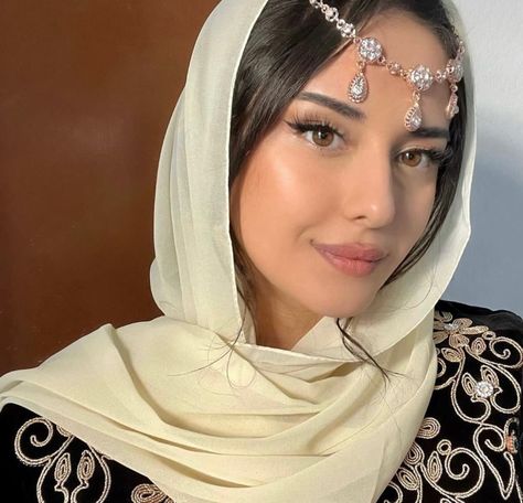 Baddie Hijabi Outfits, Khaleeji Aesthetic, Algerian Jewelry, Algerian Food, Morocco Aesthetic, English Dress, Algerian Clothing, Arabian Women, Hijab Style Tutorial