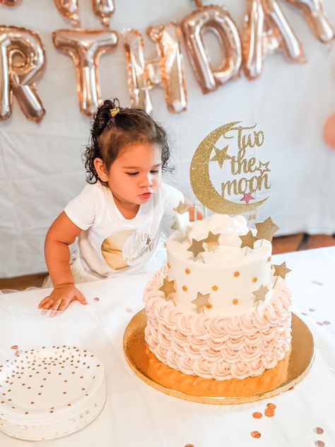 Star 2nd Birthday Theme, Two The Moon Cake Ideas, Two The Moon Birthday Party Girl Cake, Two The Moon Birthday Cake Girl, Two The Moon Cake Girl, 2 The Moon Cake, Two The Moon Birthday Cake, Stars And Moon Birthday, Moon And Stars Birthday Party