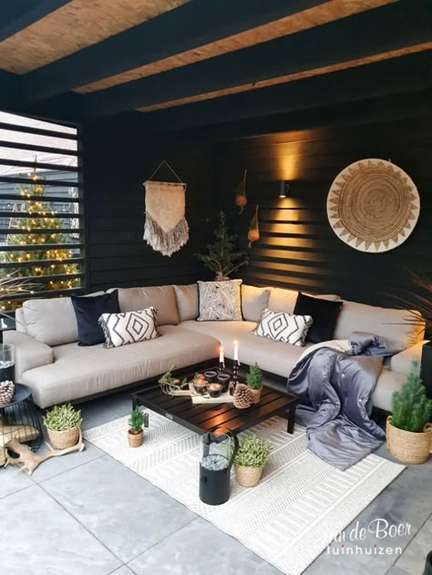 Tuin ideeën | Tuinontwerp achtertuin | Loungeset | Loungeset overkapping | Overkapping | Overkapping in tuin | Buitenkamer inrichting | Veranda tuin | Veranda decoreren | Veranda aan huis | Veranda met lamellen | Tuinhuis met overkapping | Tuinhuis met veranda | Tuinhuis inrichting | Achtertuin huis | Achtertuin inspiratie | Zwarte schutting | Schutting tuin decoratie | Schutting zwart | Schutting verven | Zwarte buitenkamer | ourlifeatno5 | Wintersfeer | Winter ideeen | Tuin idee | vtwonen Design Per Patio, Design Ložnic, Outdoor Living Space Design, Outdoor Living Rooms, Living Room On A Budget, Outdoor Living Room, Design Del Prodotto, The Deck, Diy Patio