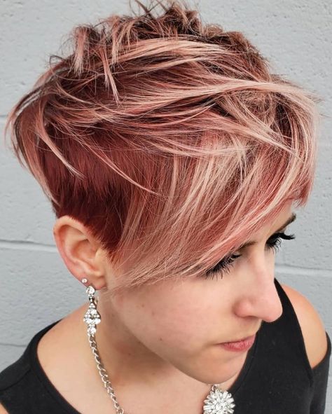 Dark Red Pixie with Strawberry Blonde Highlights Edgy Pixie Hairstyles, Feathered Hair Cut, Shaved Pixie, Dunner Wordend Haar, Pixie Cut With Bangs, Blonde Pixie Cuts, Long Pixie, Long Hair With Bangs, Short Pixie Haircuts