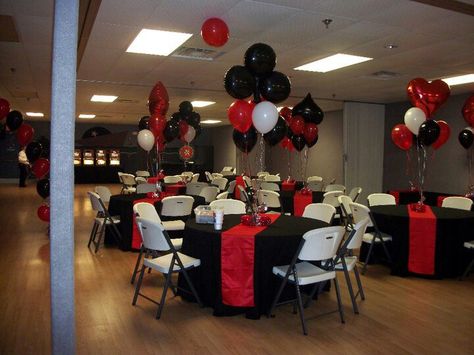 Casino balloon centerpiece Casino Royale Movie, Balloons Galore, Casino Party Invitations, Casino Night Food, Stag And Doe, Cooking Restaurant, Casino Movie, Casino Decorations, Casino Table