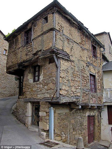 Desain Pantry, Houses In France, Medieval Houses, Abandoned House, This Old House, Interesting Buildings, Old Stone, Abandoned Buildings, Libya