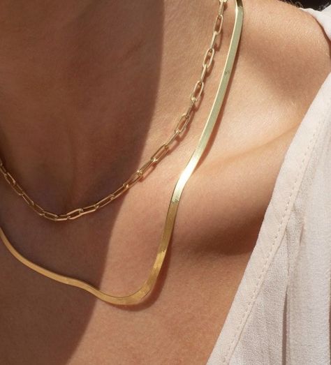 You’ve never seen a shine like this. Our classic Gold Flat Snake Chain wraps around your neck, encasing you in gold. The reflective nature of this necklace is nothing you can capture in just one photo. This necklace is MADE to be seen in person. Made with 18k Gold plating, this is special. Size:3mm Wide40cm Long Acsesuares Aesthetic, Herringbone Necklace Layering, Bijoux Aesthetic, Affordable Necklaces, Chain Layering, Necklace Inspiration, Layering Necklaces, Herringbone Necklace, Dope Jewelry