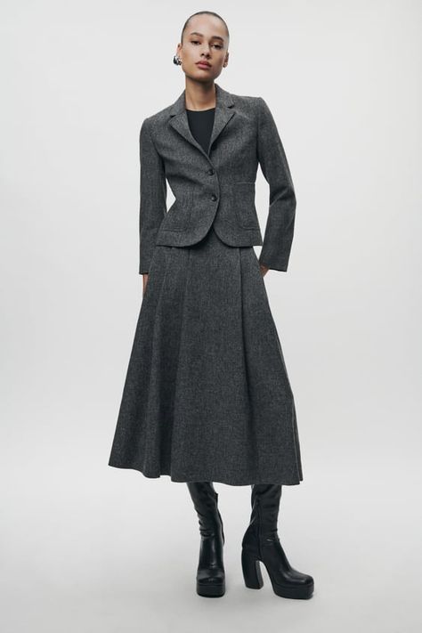 Winter Outfits Woman | ZARA United States - Page 2 Wool Skirt Outfit, Zara Pleated Skirt, Zara Midi Skirt, Gala Gonzalez, Pleated Skirt Outfit, Winter Skirt Outfit, Long Knit Cardigan, Fall Winter Wardrobe, Zara Skirts