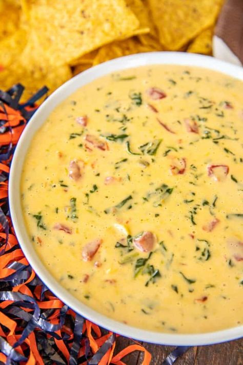 Easy Spinach Queso - only 3 ingredients! I love this stuff! Tastes just like the Spinach Con Queso at J. Alexander's/Redlands Grill. I could make a meal out of this yummy dip! Can make the dip in the microwave or in the slow cooker. Serve with tortilla chips. Great for parties, tailgating, or as a side to all your favorite Mexican dishes! #dip #queso #spinach #velveeta #cheesedip #rotel Cheesedip Rotel, Spinach Queso Dip, Spinach Queso, Queso Dip Velveeta, Plain Chicken Recipe, Spinach Cheese Dip, Hot Spinach Dip, Queso Dip Recipes, Spinach Dip Recipe