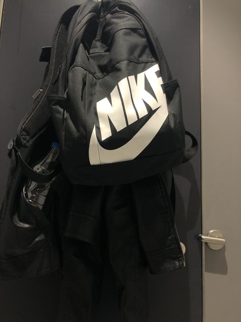 Nike Backpack Outfit, Nike Bag Aesthetic, Boy With Fluffy Hair, Nike Elemental Backpack, Backpack With Pins, Volleyball Aesthetic, Mochila Nike, Messi Wallpapers, Wishlist Christmas