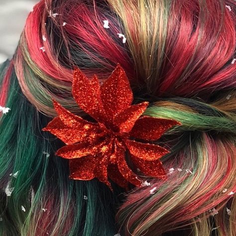 Christmas Hair Color Ideas, Christmas Hair Color, Holiday Hair Color, Rock Your Locks, Green Highlights, Christmas Hairstyles, Christmas Hair, Holiday Hairstyles, Red Hair Color