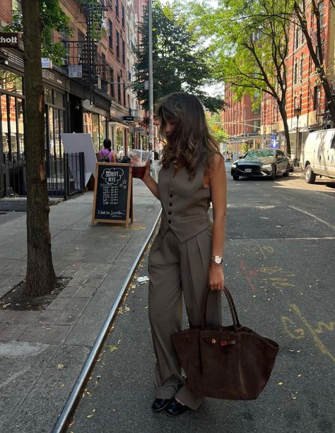 8 Summer Office Outfits That Keep You Looking Chic In The Heat Summer Office Outfits, Wide Leg Pants Outfit, Leg Pants Outfit, Summer Office, Halloween Autumn, Aesthetic Winter, Office Outfits Women, Business Casual Outfits For Work, Summer Work Outfits